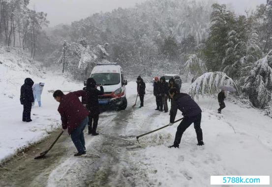 1月22日，香花村村民协力除雪，为张洁开出一条“人命线”。富好意思甘棠公众号 图